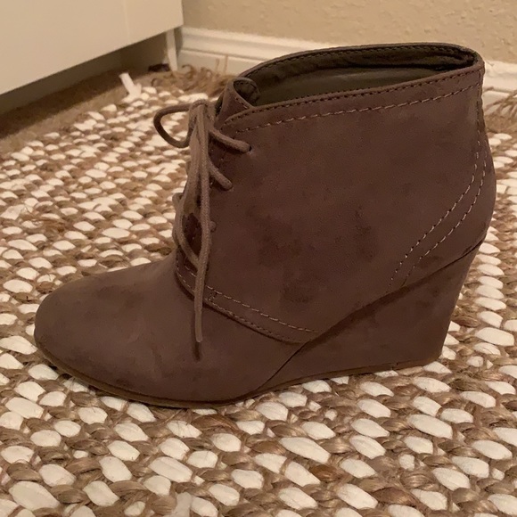 Light gray wedges by Arizona Jean co. - Picture 6 of 6